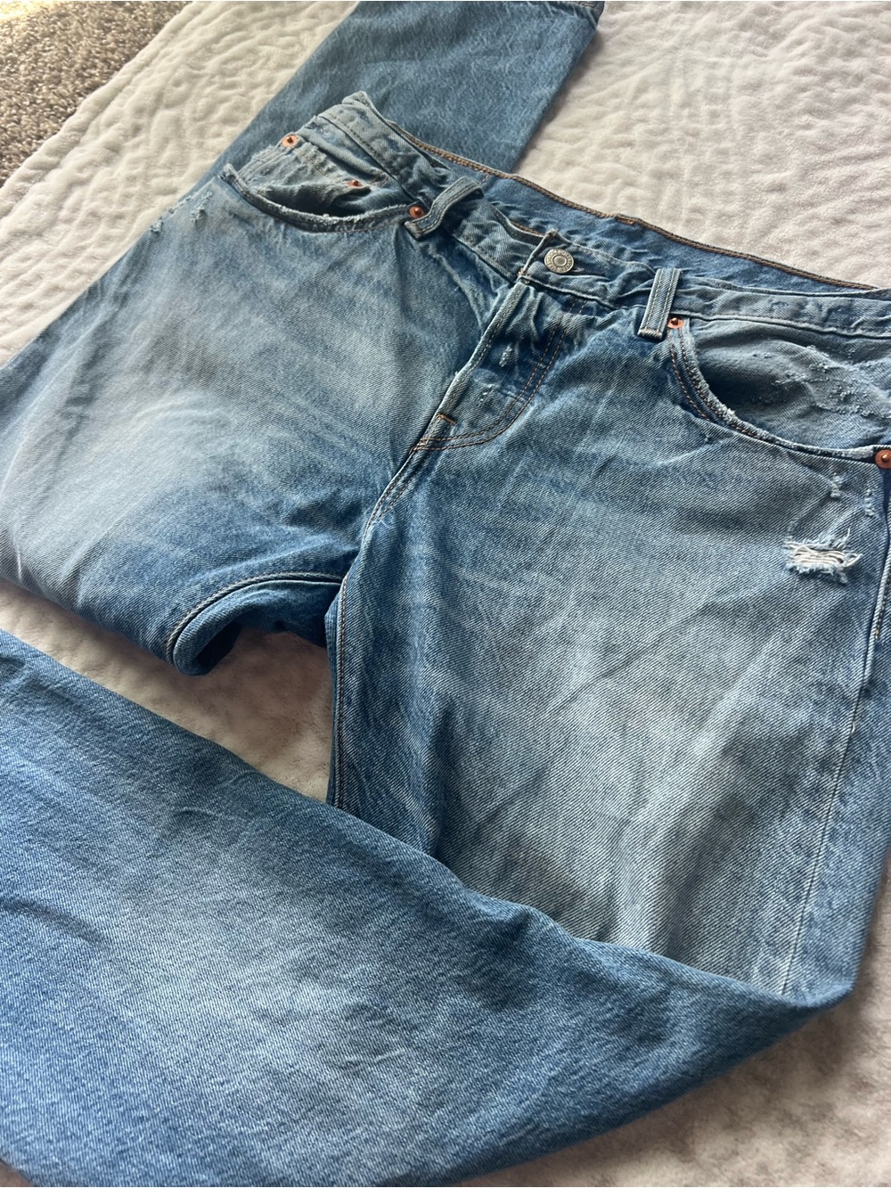 Levi’s Distressed SlimFit Jeans Women’s 27x32 Light Wash Ripped Denim Frayed Hem - Picture 2 of 11